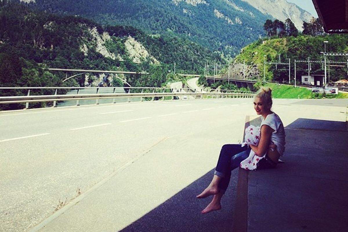 Genaugenommen geht es nicht um die Sache an sich, sondern um das Stillen in der Öffentlichkeit, was nach wie vor nicht immer und überall gern gesehen ist. Im Bild: Gwen Stefani stillt in den Schweizer Bergen.