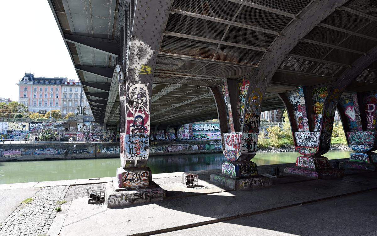 Die beachtliche Menge und Vielfalt der Graffiti an den Säulen der Augartenbrücke [aufgenommen am 23.9.2021].