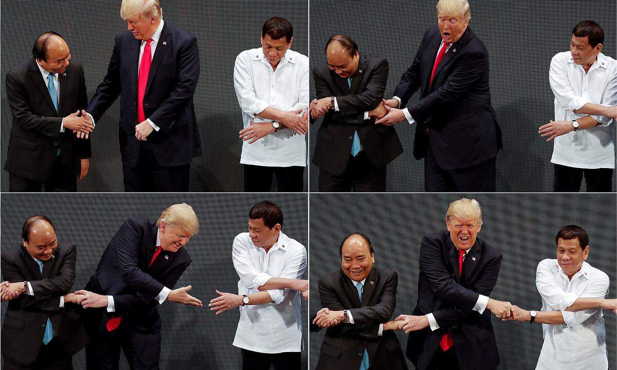 13. November. US-Präsident Trump hatte am Montag in Manila Schwierigkeiten bei der korrekten Ausführung eines symbolischen Handschlags. Der sogenannte "ASEAN-way-Handshake" sollte der Auftakt des Gipfels einer Runde südasiatischer Staaten sein. Man verschränkt die Arme vor der Brust, der Nebenmann ergreift sie jeweils mit seinerseits verschränkten Armen. Trump war offensichtlich überrascht. Als er merkte, dass er die Reihe durcheinanderbrachte, versuchte er sich rasch zu korrigieren. Breit grimassierend stand er schließlich korrekt verschränkt, wenn auch etwas schief in der Reihe zwischen dem vietnamesischen Premier Nguyen Xuan Phuc und dem philippinischen Präsidenten Rodrigo Duterte.