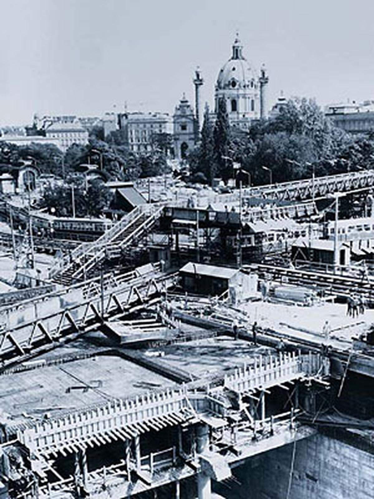 Seit 40 Jahren wird in Wien am U-Bahnnetz gebaut. Am 3. November 1969 erfolgte der Baubeginn der Linie U1 am Karlsplatz. Seitdem wurden für das U-Bahnnetz der fünf Linien, die auf 69,5 Kilometern 95 Stationen anfahren, sechs Millionen Kubikmeter Erdreich bewegt. Zudem wurden 300.000 Tonnen Stahl sowie 2,7 Millionen Kubikmeter Beton verarbeitet.