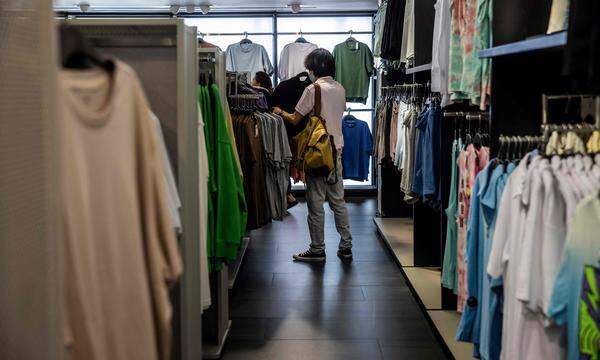 Eine schwache Nachfrage in vielen Ländern und der Rückzug aus Russland haben den schwedischen Modehändler wie erwartet belastet. 