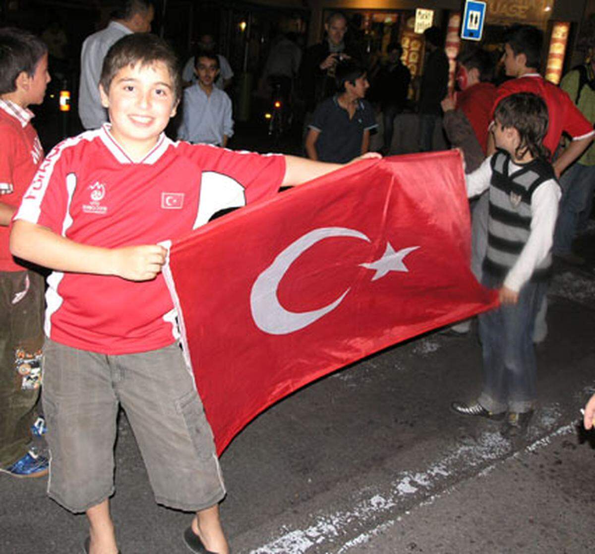 Freudestrahlende Kinder marschierten mit der türkischen Flagge auf.