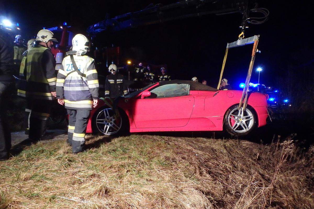 Der Ferrari wurde schwer beschädigt von der Feuerwehr aus dem Fischteich geborgen.