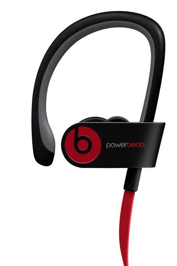 Beats, jener trendige Kopfhörerhersteller, den Apple übernommen hat, hat neue Kopfhörer im Angebot, die das musikalische Sportlerherz höher schlagen lassen. Sie halten dank Bügel fest im Ohr und nerven nicht mit einer schlackernden Kabelverbindung zum Gerät. Die Musik wird drahtlos per Bluetooth zu den Hörern geschickt. Sechs Stunden Akkulaufzeit dürften auch für langsame Marathonläufer genügen und schweißresistent sind die „Powerbeats“ auch noch. Tralala  Beats Powerbeats 2, 199 Dollar