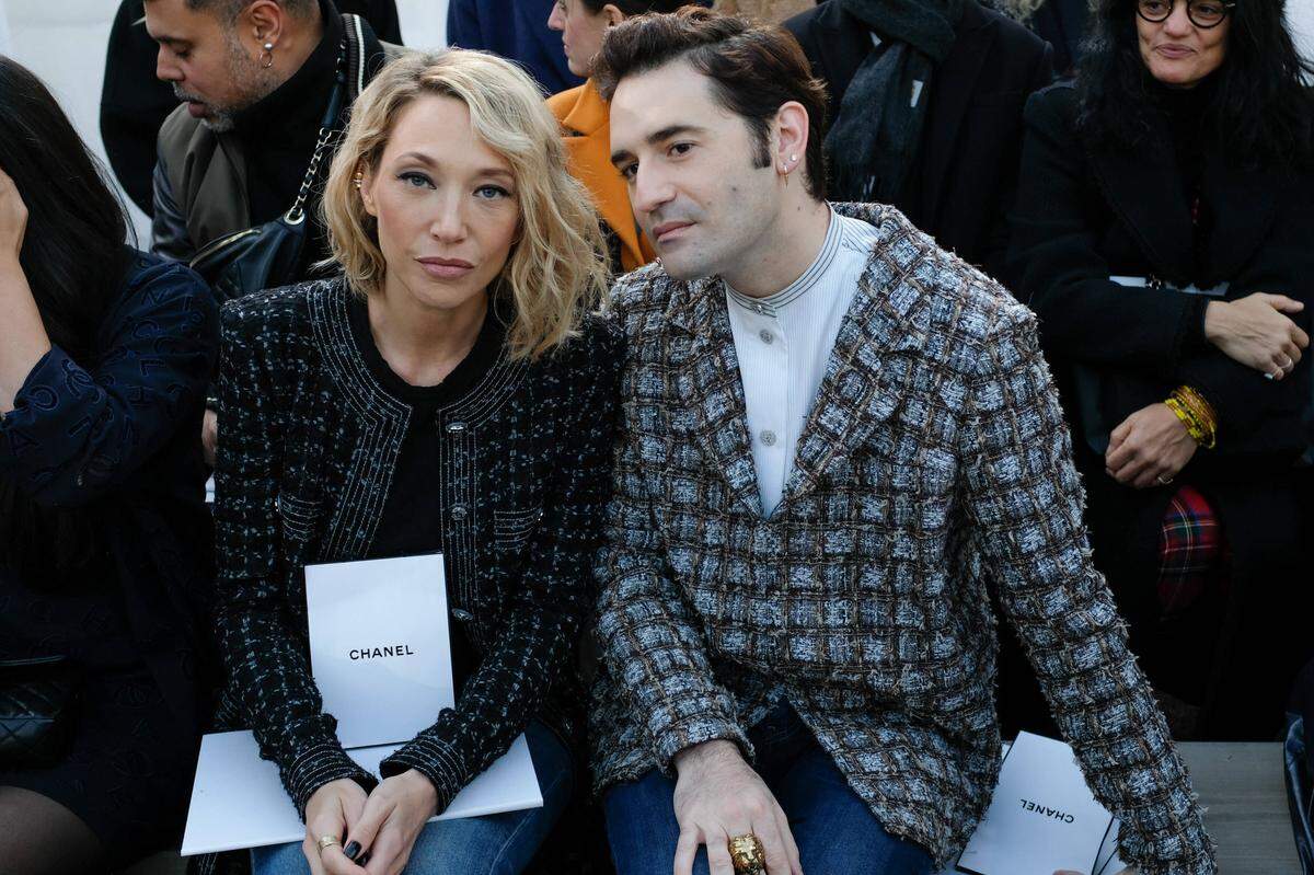 Laura Smet und Nicolas Maury sahen sich gebannt die Entwürfe von Chanel an.