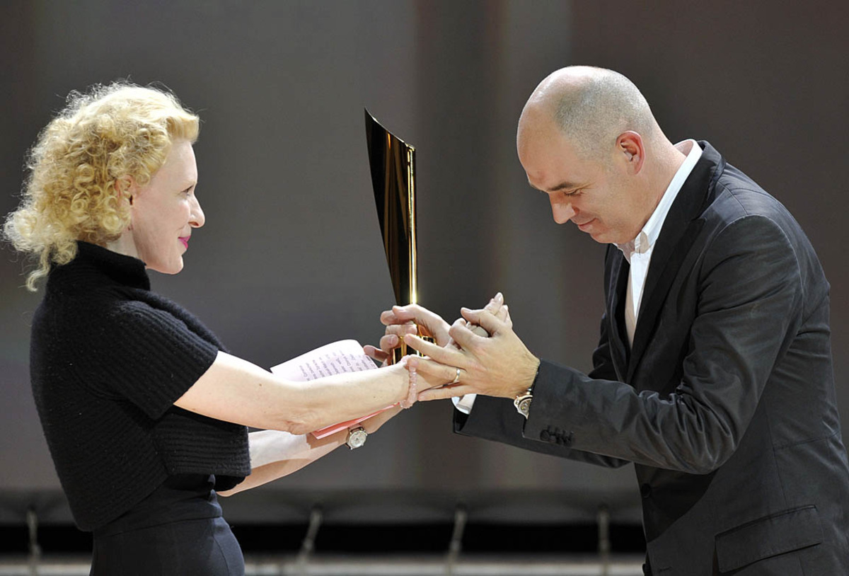 Sunnyi Melles freute sich mit Matthias Hartmann über den Sieg in der Kategorie "Spezialpreis der Jury": Die Nestroy-Akademie zeichnete ihn für seine "öffentlichen Proben" von "Krieg und Frieden" von Leo Tolstoi im Burgtheater-Kasino aus.