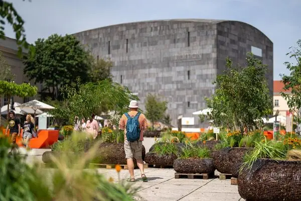 Das erste Grün in der Betonwüste namens Museumsquartier – DiePresse.com