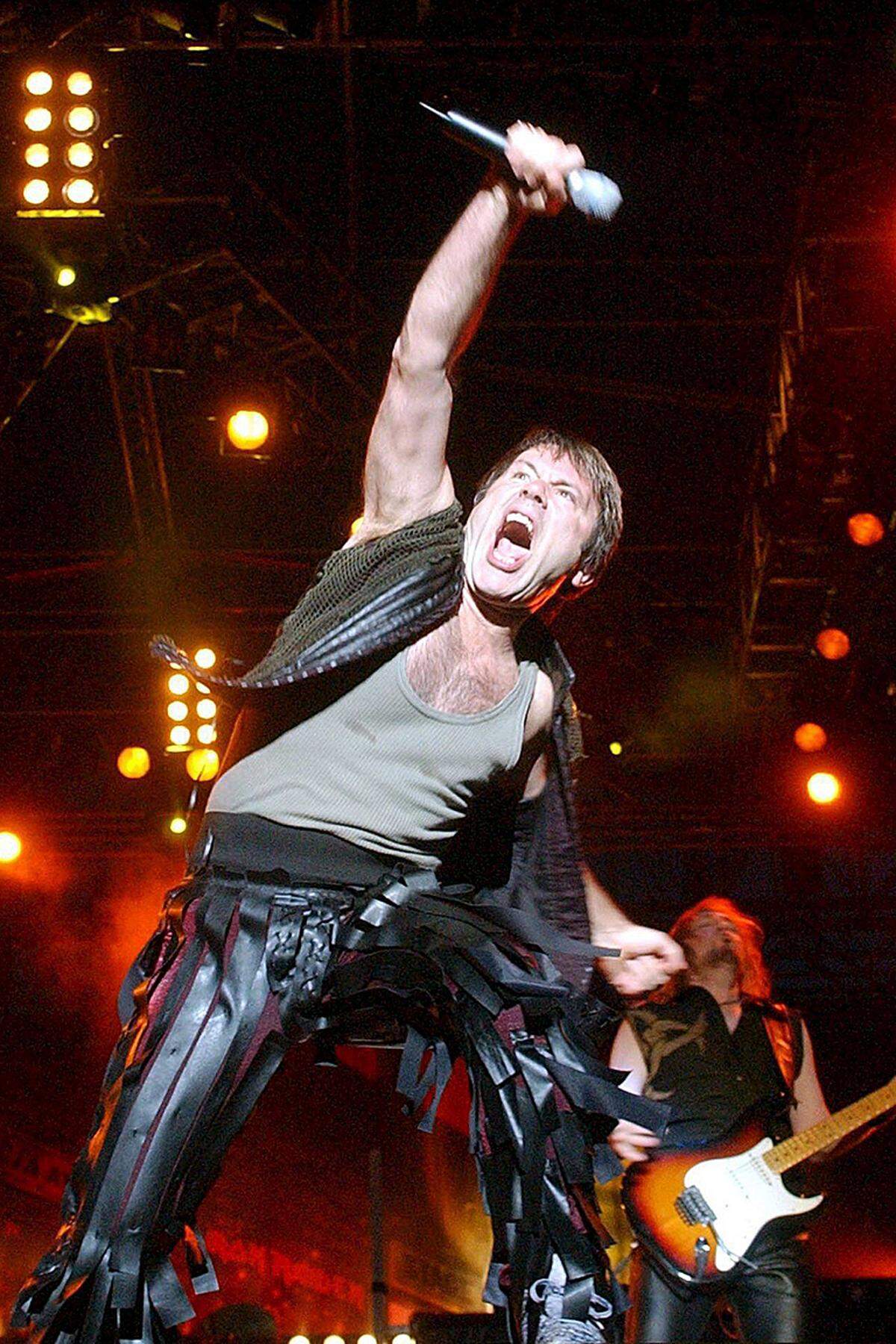 Anders ging die Heavy Metal Band Iron Maiden schon 1986 mit aufgezwungenem Playback um. Als sie im deutschen Fernsehen ihre neue Single playback "vortragen" sollten, begannen die Mitglieder kurz nach Beginn des Auftritts munter untereinander die Instrumente auszutauschen, um den Zusehern vor Augen zu führen, wie "live" Fernsehauftritte von Bands oft wirklich sind.
