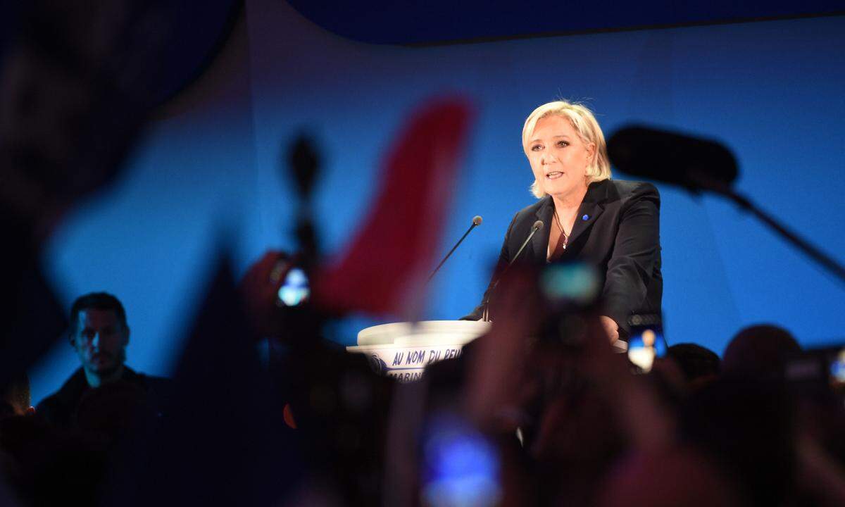 "Die Franzosen müssen diese historische Gelegenheit ergreifen", betonte die Chefin des Front National am Wahlabend der ersten Runde. "Es ist Zeit, das französische Volk von den arroganten Eliten zu befreien, die ihm sein Verhalten vorschreiben wollen", betonte sie im nordfranzösischen Henin-Beaumont.