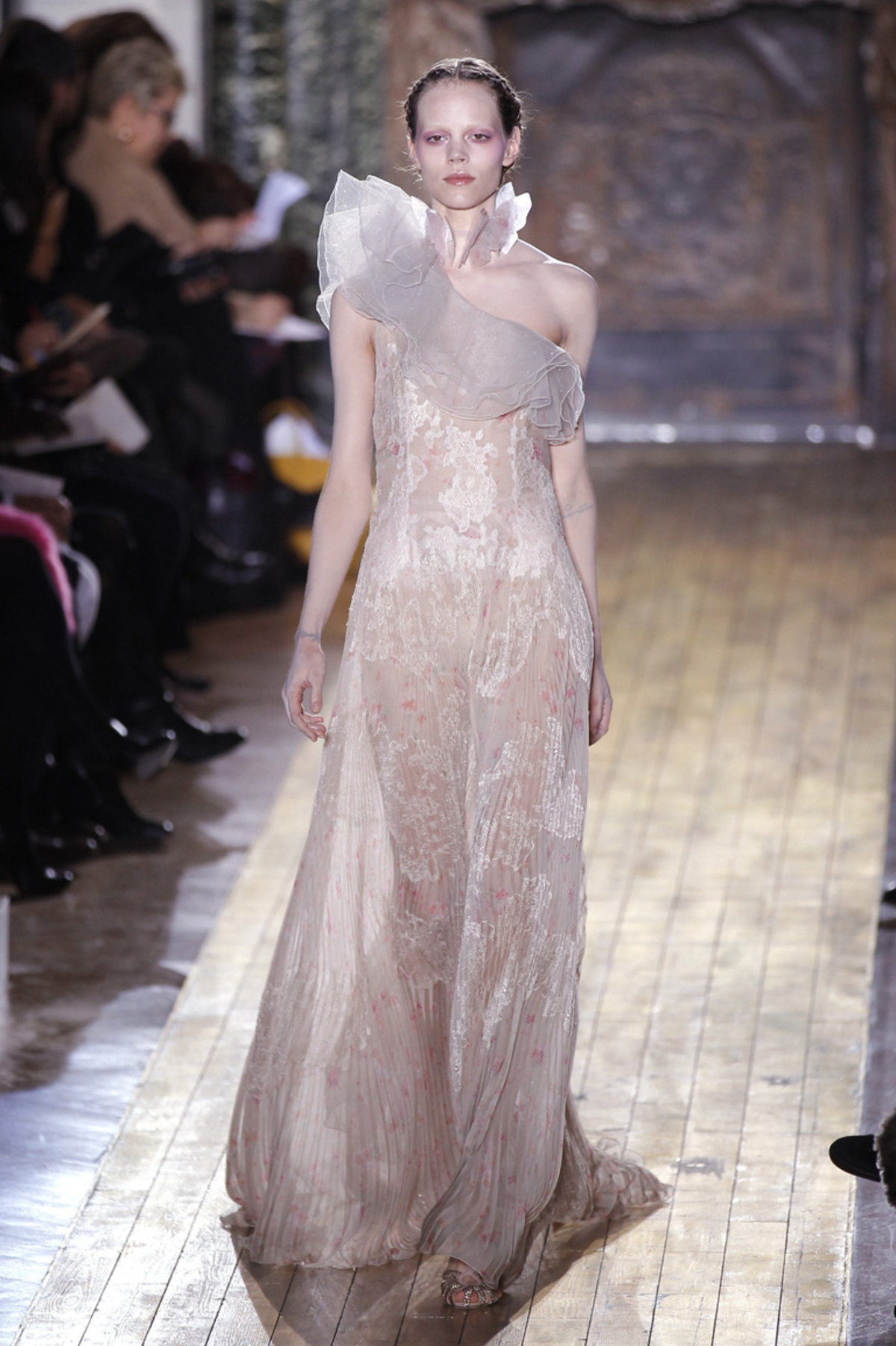 Maria Grazia Chiuri und Pier Paolo Piccioli veranstalteten ein Elfen Defilee für Valentino. Tranparenz umspielte die Mädchen, als hätte das delikate Zwirngeflecht gar nicht den Anspruch, den Körper bedecken zu wollen.