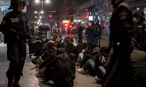 Die Polizei war am späten Abend des 31. Oktobers 2022 zu einem Großeinsatz in die Linzer Innenstadt gerufen worden.