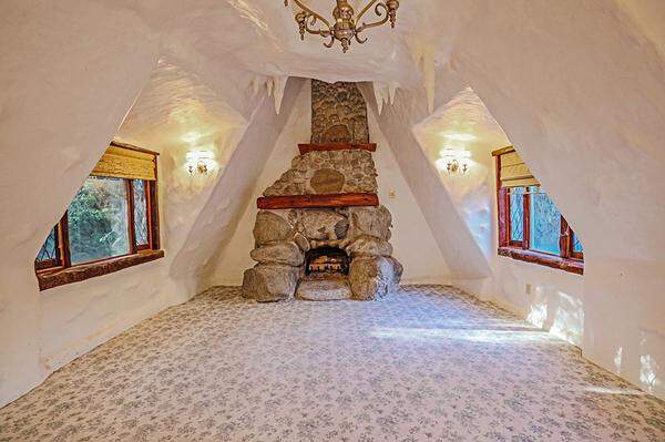 Was fehlt, ist der Spiegel der Königin - und Feuerholz, davon wird man in "Snow White's Cottage" eine Menge brauchen. Weitere Informationen über Real Estate Deals. 
