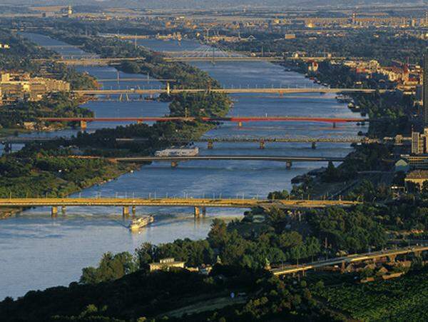 Österreich bezieht einen großen Teil seines Öls aus Deutschland. Von dort kommt es über die Donau zum Ölhafen Lobau, dem größten Lager des Landes.