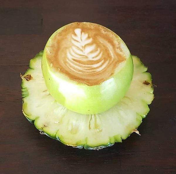 Dasselbe Café bietet auch Kaffee im kompletten Obst-Service an: Die Tasse ist ein ausgehöhlte Apfel, die Untertasse eine Scheibe Ananas.