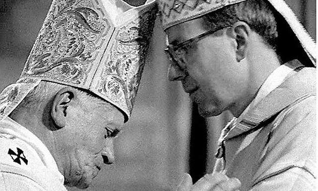  Kardinal Hermann Groer (l.) und Christoph Schönborn bei Schönborns Weihe zum Bischof am 29. September 1991 im Wiener Stephansdom.