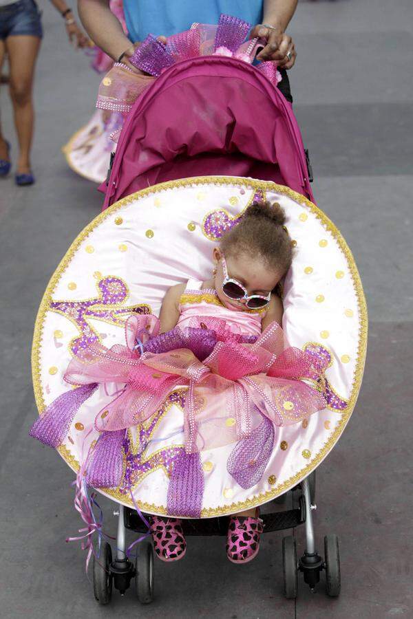 Auch auf Trinidad und Tobago, dem Inselstaat vor der Küste Venezuelas, wird gefeiert bis zum Umfallen, wenn es auch bequem in den Kinderwagen ist.