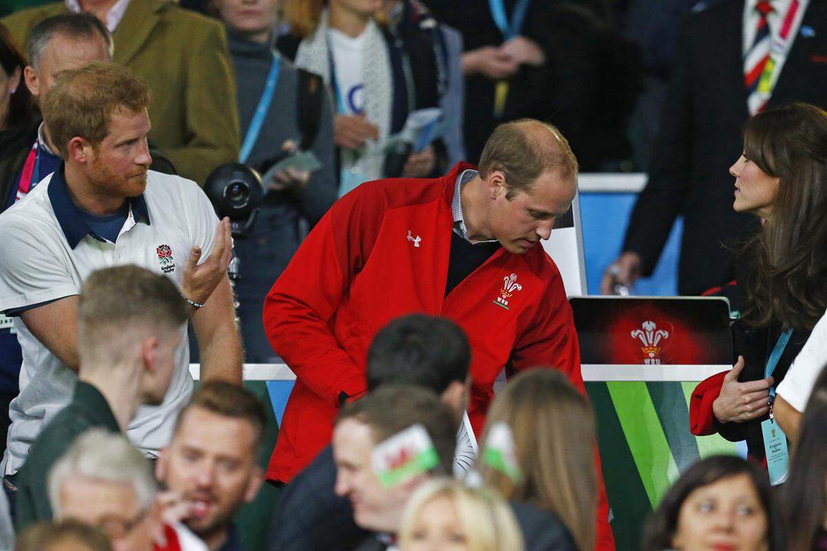 Hoher Besuch bei der Rugby-WM. Das britische Bruder-Duell zwischen England und Wales ließen sich auch Prinz Harry, Prinz William und seine Frau Kate nicht entgehen.