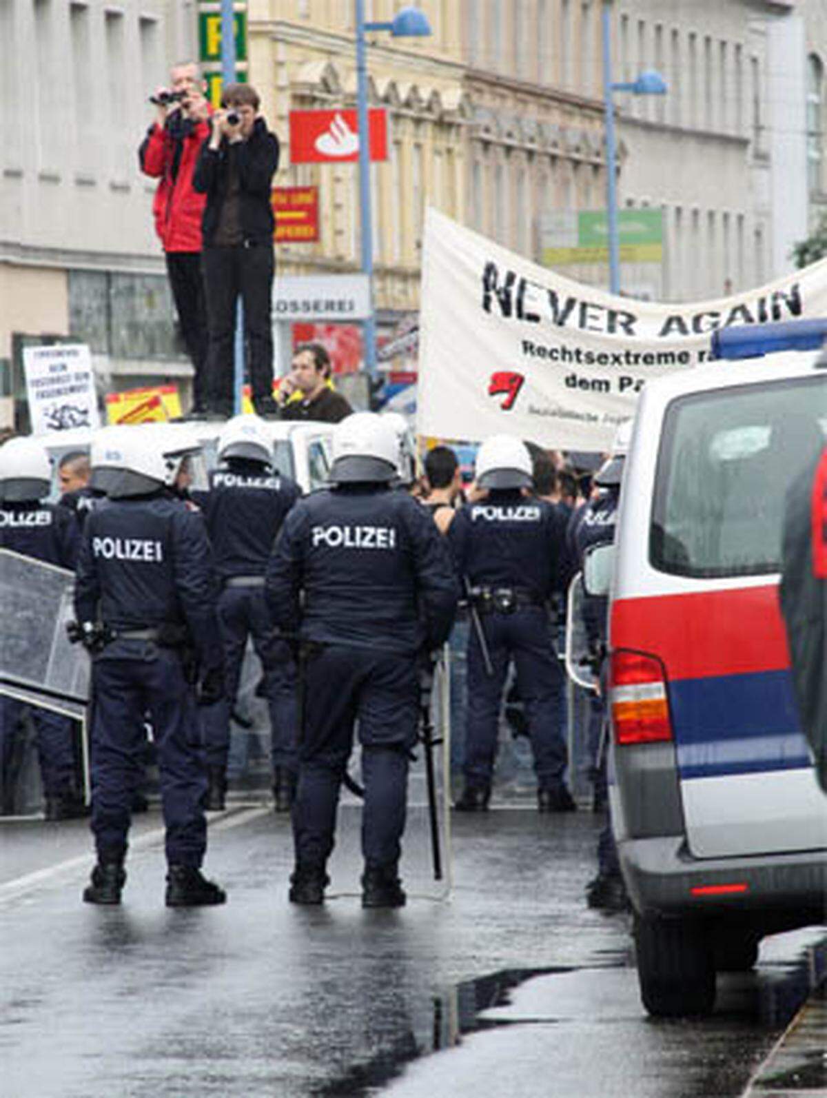 Türkische Musik und "Nazis raus"-Rufe auf der einen Seite, "HC"-Chöre auf der anderen: Getrennt durch ein massives Polizeiaufgebot sind am Freitag in Wien-Floridsdorf zwei Demonstrationen über die Bühne gegangen.