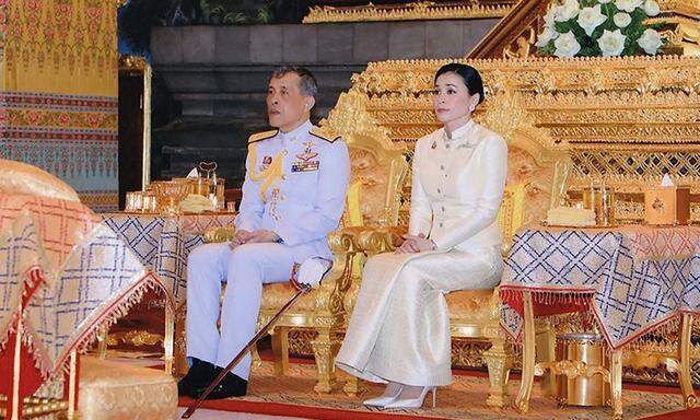 Ein Ehepaar seit vier Tagen: Erst am Mittwoch heiratete der Monarch Vajiralongkorn zum vierten Mal. Thailands neue Königin ist Suthida Tidjai – frühere Flugb