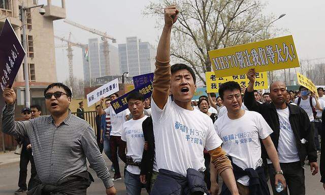 Wollen sich nicht mit Informationshappen abspeisen lassen: Angehörige bei der Demonstration in Peking
