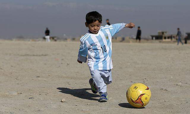 Der 5-jährige Murtasa Ahmadi in seinem Messi-Shirt