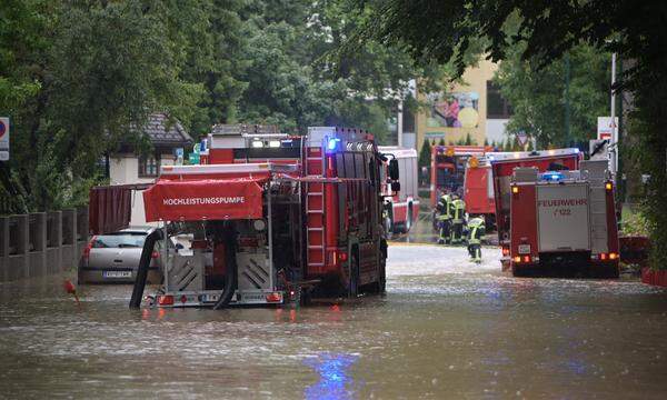 In Tirol hat der starke Regen am Sonntag die Einsatzkräfte weiterhin stark gefordert. Zahlreiche Murenabgänge, überflutete Keller und Tiefgaragen waren die Folge der heftigen Niederschläge. Es gab keine Verletzten. Besonders betroffen war die Stadt Kufstein.