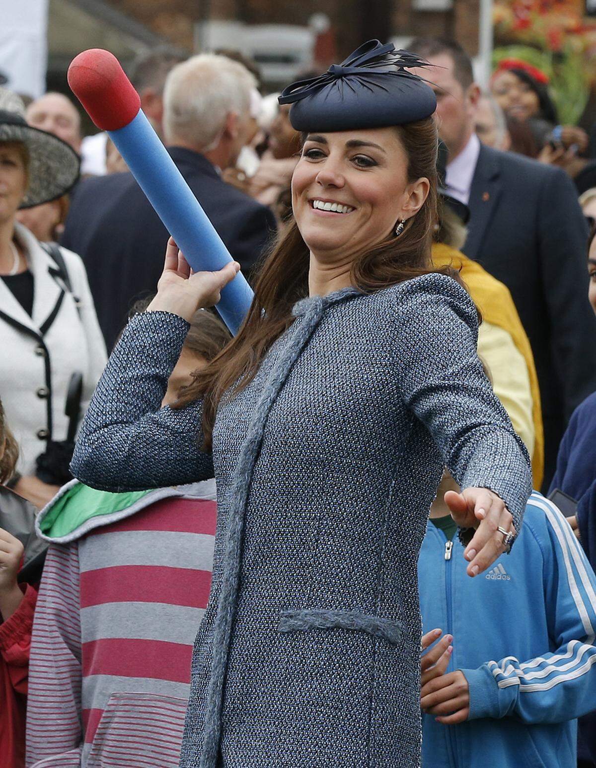 Sportlich aktiv musste sie im Laufe ihrer Ehe mit Prinz William bei öffentlichen Auftritten schon öfter werden, so wie hier bei einem Kindersportfest in Nottingham. Keine leichte Aufgabe in voller Montur inklusive Hut.