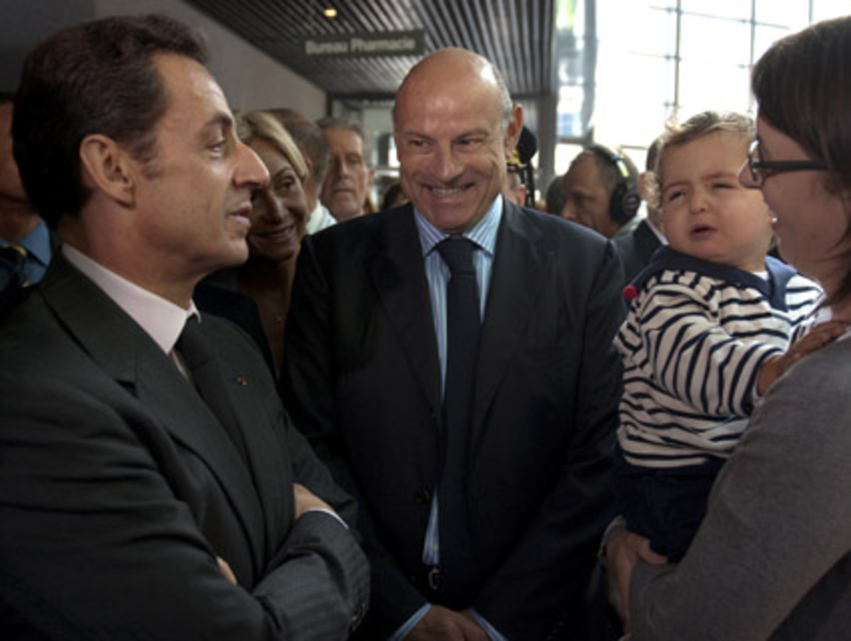 Für Eltern, die dagegen besonders darauf stehen, den eigenen Nachwuchs von Politikern, Häuptlingen, Clanchefs, Königen und sonstigen Oberchargen küssen zu lassen, gibt es auch etwas ...  Im Bild: Nicolas Sarkozy vor der Baby-Überreichung.