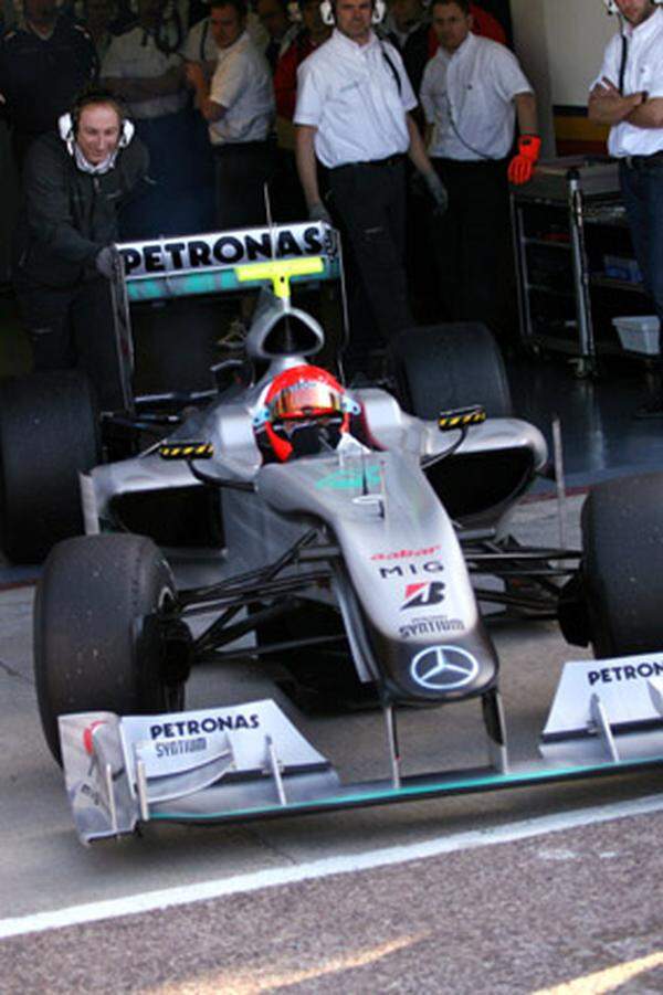 Michael Schumacher holt in Valencia den neuen Mercedes aus der Garage und pilotiert zum ersten Mal seit einer Testfahrt 2008 ein Formel-1-Auto. Neun Runden legt der Deutsche hin. Dabei geht es weniger um Zeit, sondern darum, den lädierten Nacken an die Fliehkräfte in einem Formel-1-Boliden zu gewöhnen. Schumachers Arzt gibt Grünes Licht: Der Nacken macht keine Probleme mehr.