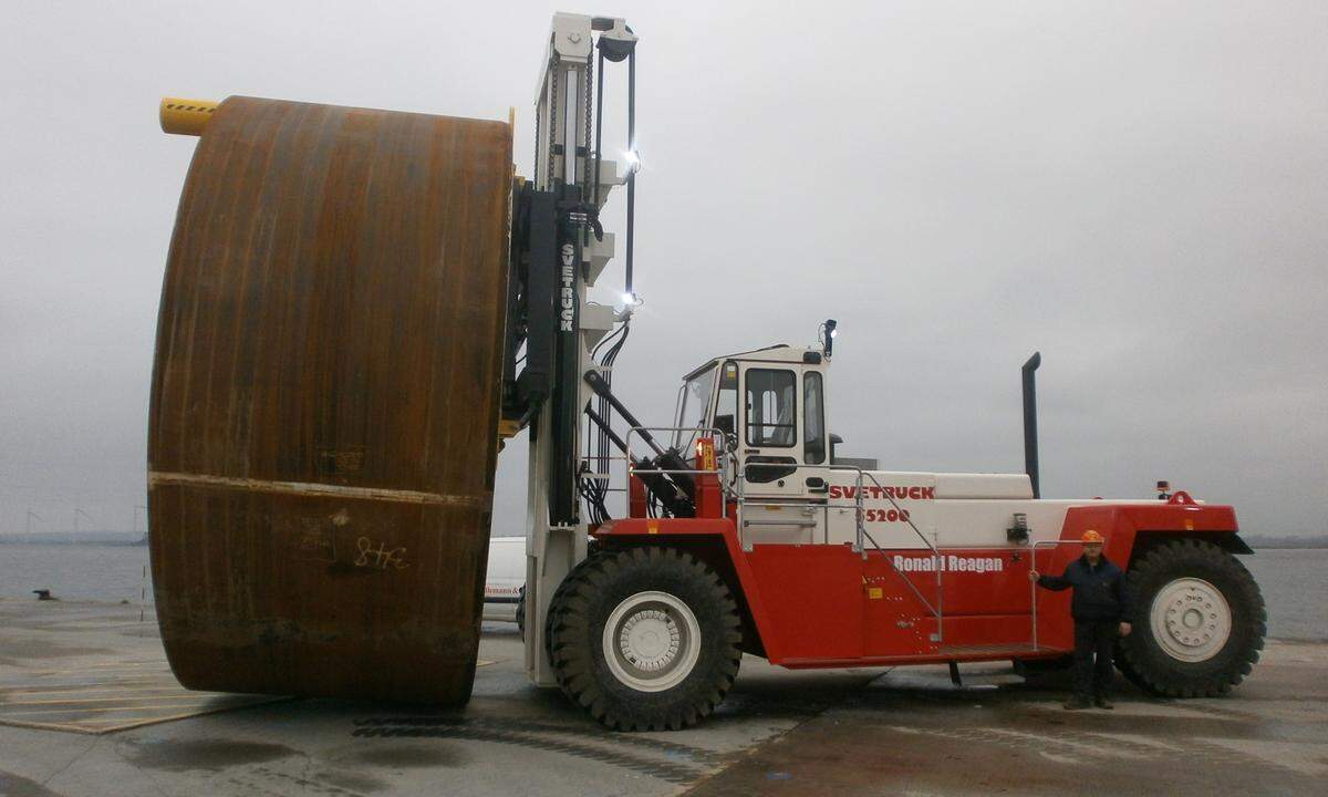 Der Svetruck 55200 hat eine maximale Hubkraft von 55 Tonnen. Damit kann der Siebtplatzierte seine Aufgaben in der Stahlindustrie mühelos bewältigen.