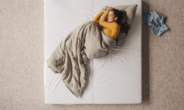 Bei Frauen bis 45 schleicht sich weit häufiger eine Schlafstörung ein als bei Männern. Der Grund sind oft die Kinder.