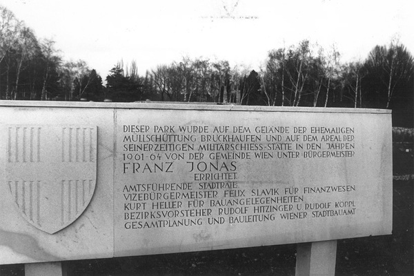 Weite Teile des heutigen Donauparks wurden bis 1960 als Mülldeponie genutzt, bevor das Areal zum Naherholungsgebiet umgebaut wurde. Mit den Folgen hatte man lange zu kämpfen: Noch in den 1990er Jahren, als neben dem Park die Donau City errichtet wurde, musste der Bereich der ehemaligen Deponie neuerlich saniert werden.