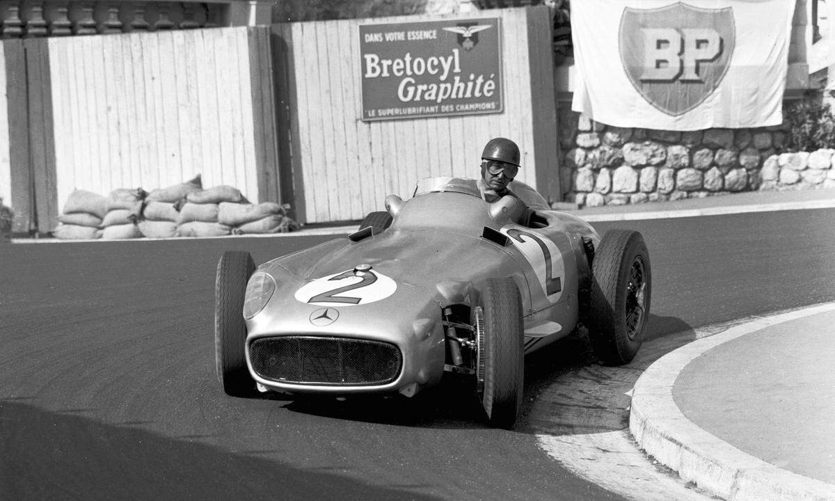 Was einst als „Bahnhofskurve“ in Monaco berühmt war: Fangio auf Mercedes, 1955.