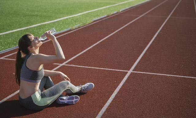 Wasser, Obst und Gemüse und Hülsenfrüchte: Davon nehmen Läuferinnen mehr zu sich als Läufer.