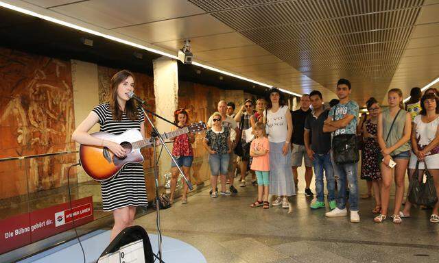 Die 26-jährige Nana ist eine der Musikerinnen, die in den kommenden Wochen in der U-Bahn-Station Westbahnhof spielen.