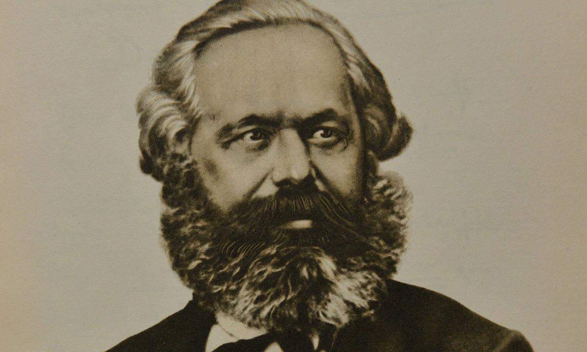 Er gilt als der einflussreichste Theoretiker des Kommunismus. Der deutsche Philosoph Karl Marx wurde 1818 in Trier geboren. Der politischen Repression und Zensur in Preußen entfloh Marx zunächst nach Paris. Nach der Revolution von 1848 ging er ins Exil nach London, wo er bis zu seinem Tod 1883 verweilte. Marx verfasste seine Hauptwerke – darunter "Das Kapital" – ausgerechnet im damaligen Epizentrum des Kapitalismus.