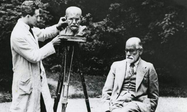 Sigmund Freud posiert für den Bildhauer Oscar Nemon (1930).