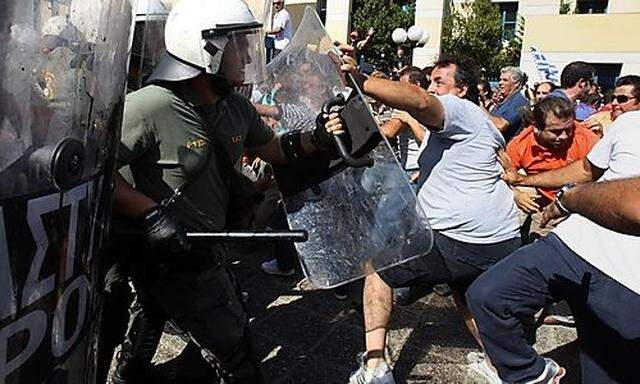 Truck drivers clash with riot police in front of the Transport Ministry in Athens