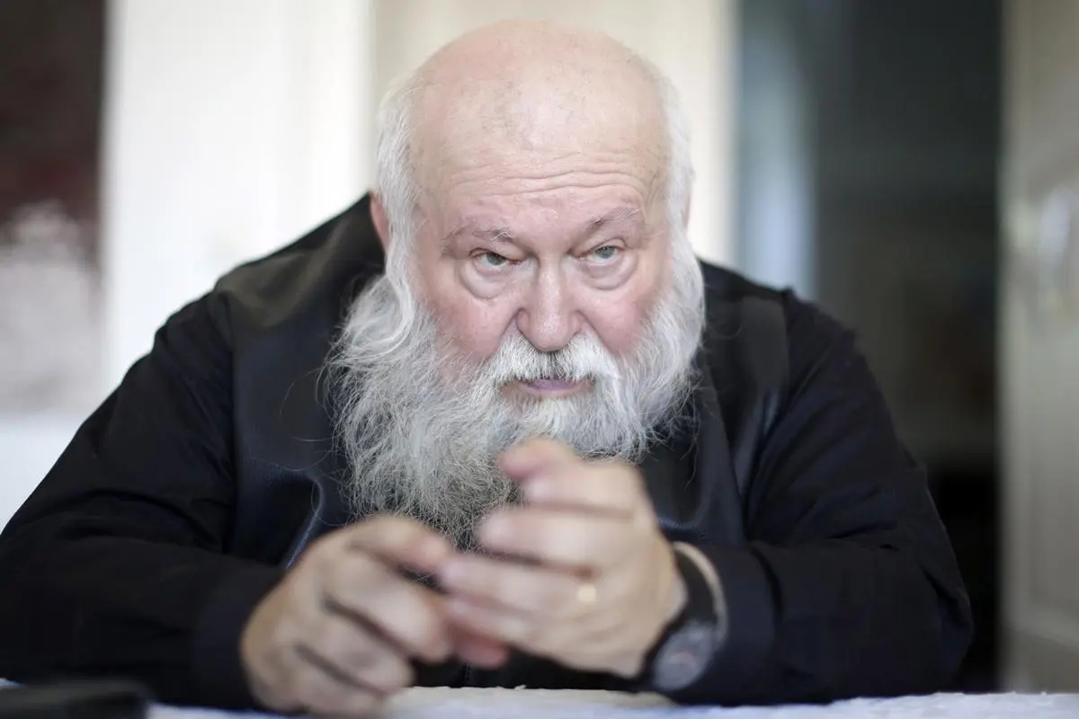Auch der Maler und Aktionskünstler Hermann Nitsch hat in derselben Schule in Wien-Floridsdorf maturiert, ebenso wie im Übrigen die frühere Burgschauspielerin und Sängerin Erika Pluhar.