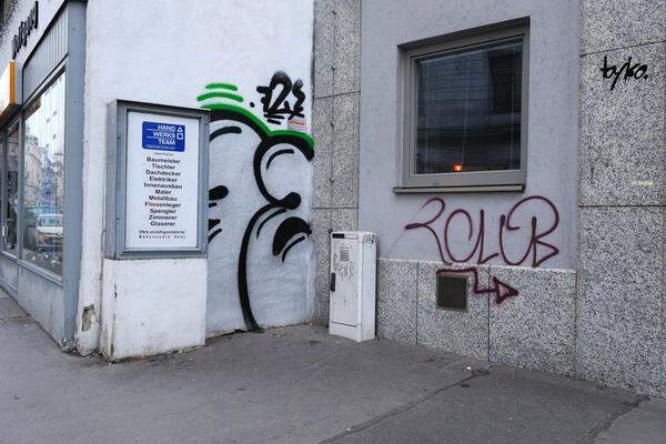 Doch das hat Folgen. Galt die Wiener Graffiti-Szene früher als entspannt, ist die Stimmung nun am Tiefpunkt. Mittlerweile gebe es öfter Streit und mehr Schlägereien am Donaukanal – der Hochburg von Wiens Sprayer-Gemeinde –, wird in der Szene erzählt. Die Polizei wiederum würde dadurch mehr Sprayer festnehmen. Und freilich oft genug die erwischen, die gar nichts gemacht haben.