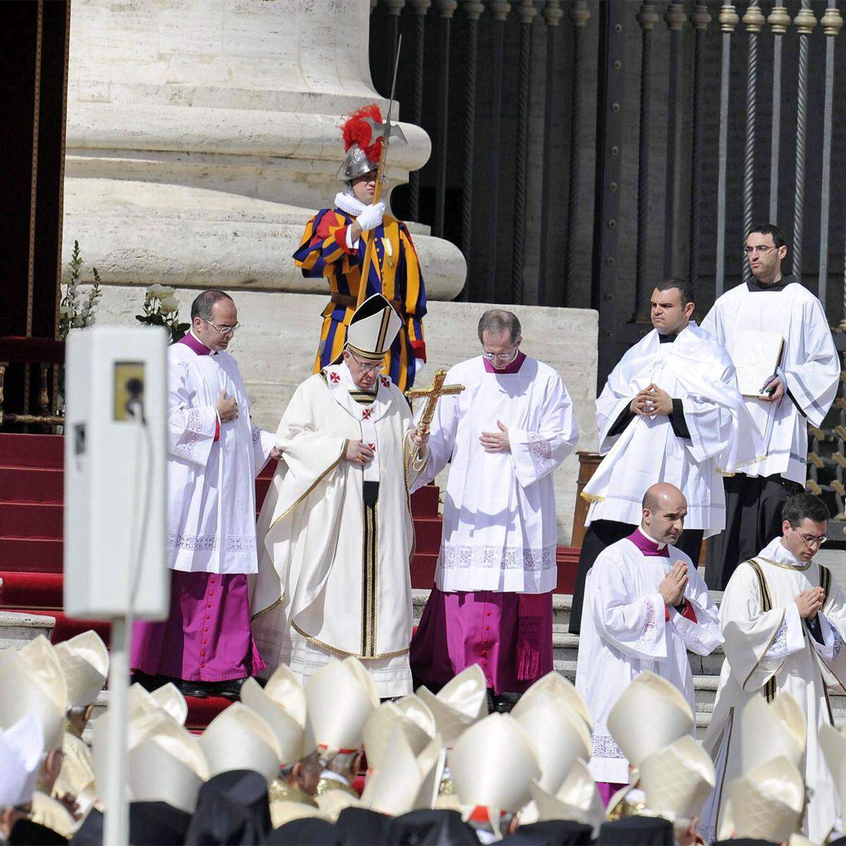 Zugleich mahnte der Papst, man dürfe "keine Angst vor Güte und Zärtlichkeit" haben. Zärtlichkeit sei ein Zeichen der Stärke. Auch der Papst müsse sich bei der Ausübung seines Amtes immer mehr den "bescheidenen und konkreten Dienst des Heiligen Josefs" als Beispiel nehmen und sich vor allem um die Schwächsten und die Armen kümmern. "Nur wer mit Liebe dient, kann beschützen", sagte der Papst.