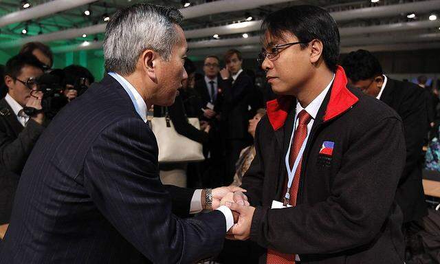 Der japanische Delegierte Minami bekundet sein Beileid gegenüber dem philippinischen Delegierten Sano auf der Weltklimakonferent in Warschau.