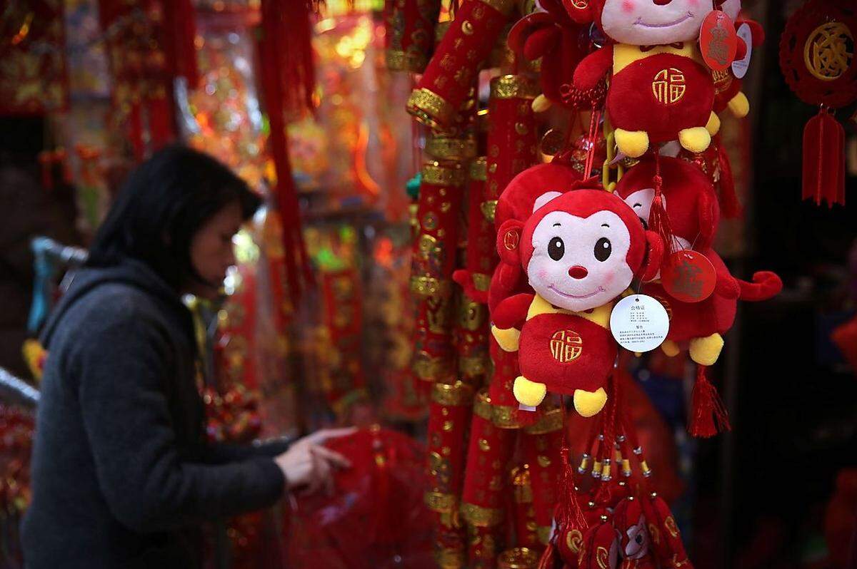 Rund um die Welt läuteten Chinesen in der Nacht von Sonntag auf Montag das Jahr des Affen ein. Der Volksmund sagt, das chinesische Tierkreiszeichen bringe Bewegung. Probleme löse der intelligente, erfinderische Affe mit leichter Hand. Alles sei möglich in diesem Jahr - auch wirtschaftlich soll es bergauf gehen. 