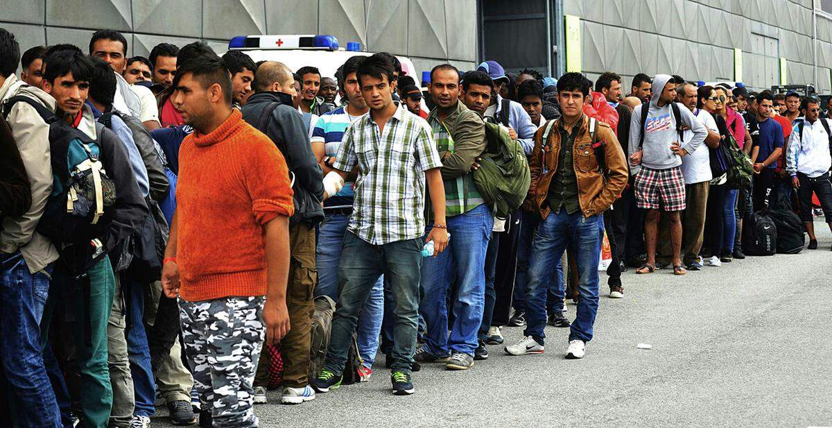Rund 300 Flüchtlinge werden in der Grazer Messehalle A seit Sonntagfrüh betreut.