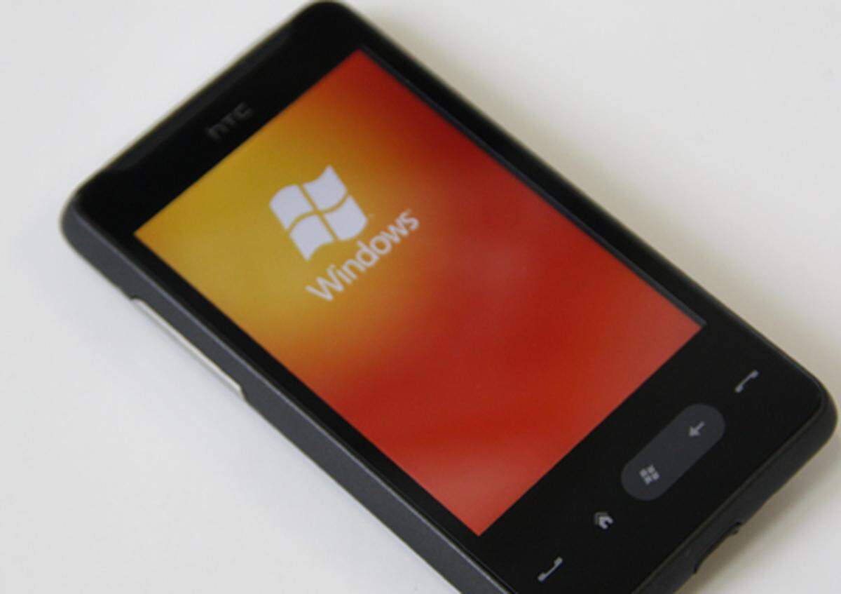 Als Betriebssystem setzt HTC eine eigens angepasste Version von Windows Mobile 6.5 ein, den Nachfahren des "Pocket PC" genannten Microsoft-Betriebssystems. Der Vorteil: Das HD Mini beherrscht dadurch Multitasking und eine exzellente Integration mit Exchange oder anderen Office-Komponenten. Der Nachteil: Die Leistung lässt leider manchmal zu wünschen übrig.