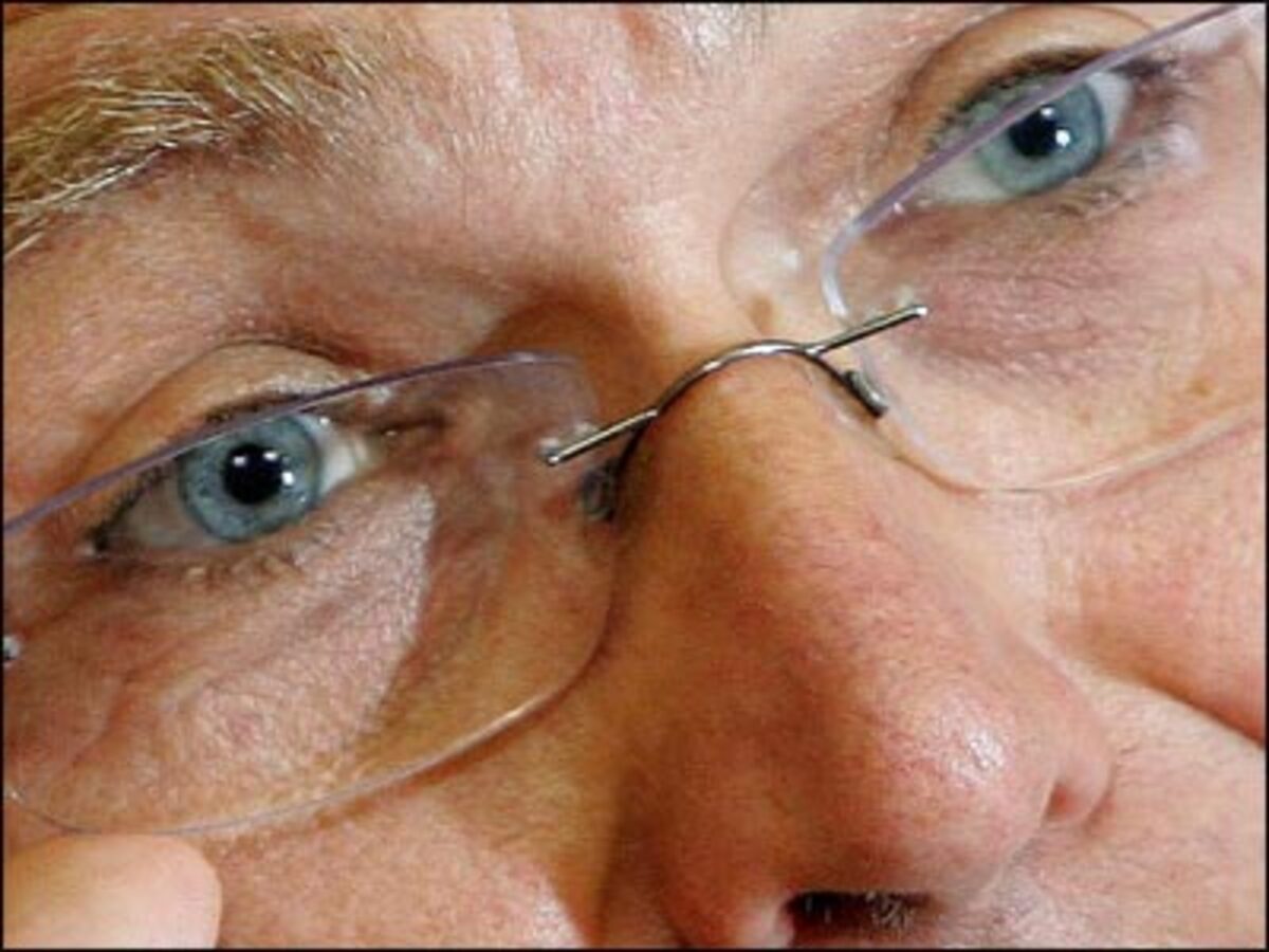 Bei SPÖ und ÖVP herrscht schon vor Beginn der Regierungsverhandlungen gegenseitiges Misstrauen. Besonders heftig wird das Rangeln um dieEurofighter, die Bildungspolitik, Sozialfragen und Steuererleichterungen werden.Das Verhandlungs-Pouvoir des 46-jährigen SP-Chefs Alfred Gusenbauer hat sich seit dem Wahlsieg am 1. Oktober stark erhöht. Erfahrungen konnte Gusenbauer zudem schon sammeln - 2002 bei den gescheiterten Koalitionsverhandlungen mit der ÖVP.Seine Bewertung bisheriger großer Koalitionen ist zwiespältig: "Es gibt kaum ein Land, das so viel Erfahrung damit hat, gute und schlechte." Zustände wie 1999 will die SPÖ vermeiden