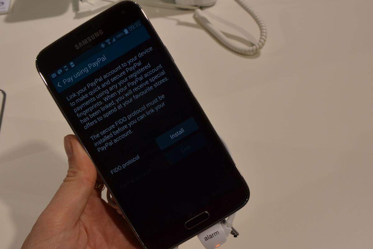 Der Fingerabdruck kann aber auch Passwörter ersetzen, was Samsung mit einer Kooperation mit PayPal demonstriert. Statt bei Zahlungen einen komplizierten Code einzugeben, genügt eine Berührung des Fingerabdrucksensors. Wie sicher das Verfahren ist und wie die Daten gespeichert werden, ist noch etwas unklar, wird sich aber in eingehenderen Tests herausstellen.