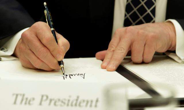 US-Präsident Trump bei der Unterschrift einer "Executive Order".