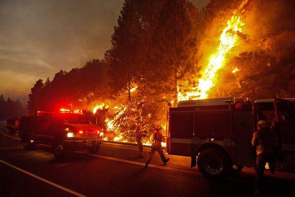 Das Feuer hatte sich am Wochenende rasant ausgebreitet und bedrohte zwischenzeitlich rund 4500 Häuser.