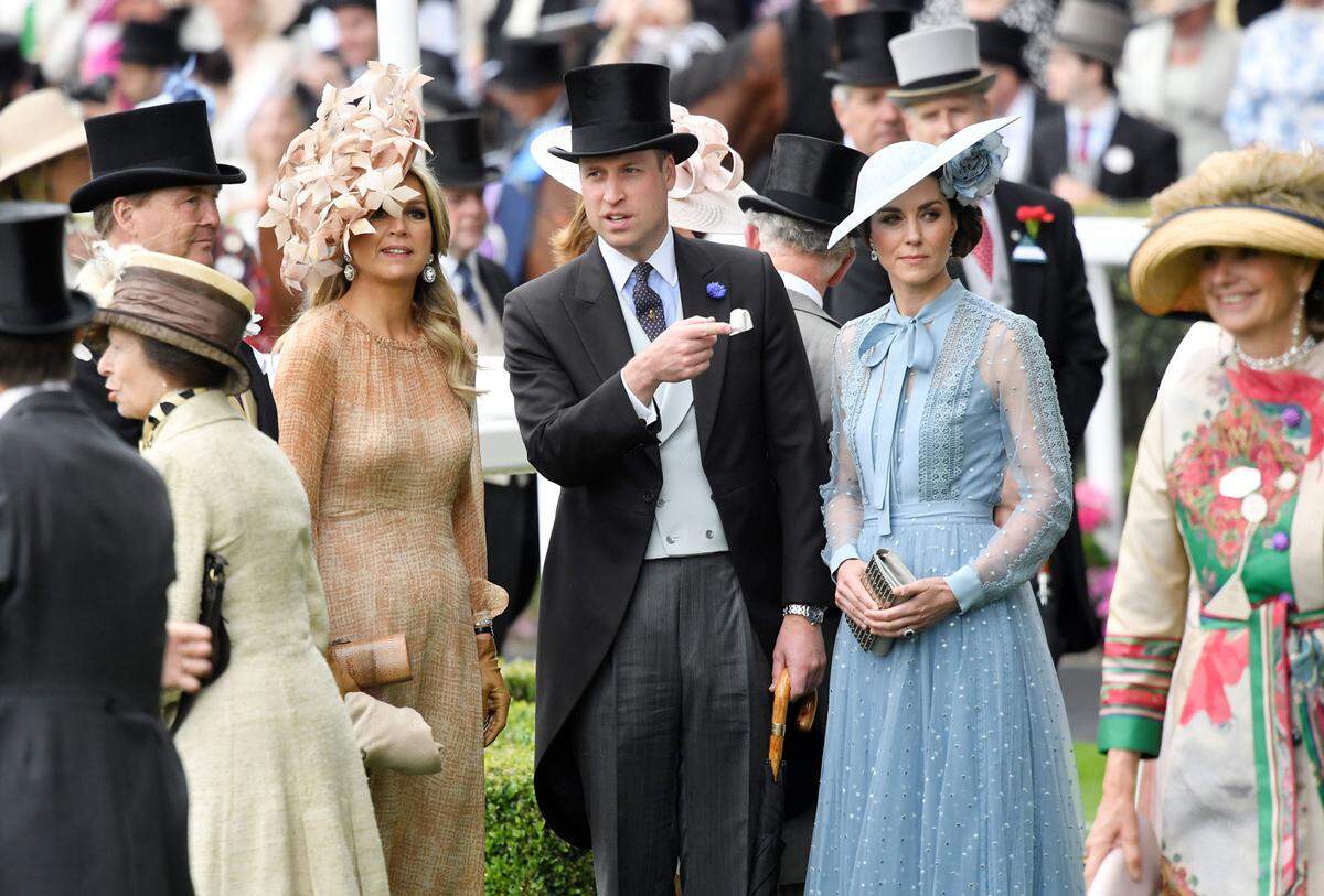 So etwa Herzogin Catherine die ein für sie angefertigtes Kleid von Elie Saab und einen Hut von Philip Treacy trug.    